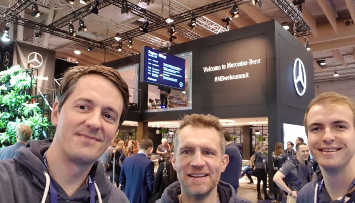 Christian Kastrup mit Kollegen vor dem Messestand von Mercedes Benz auf dem WebSummit 2017
